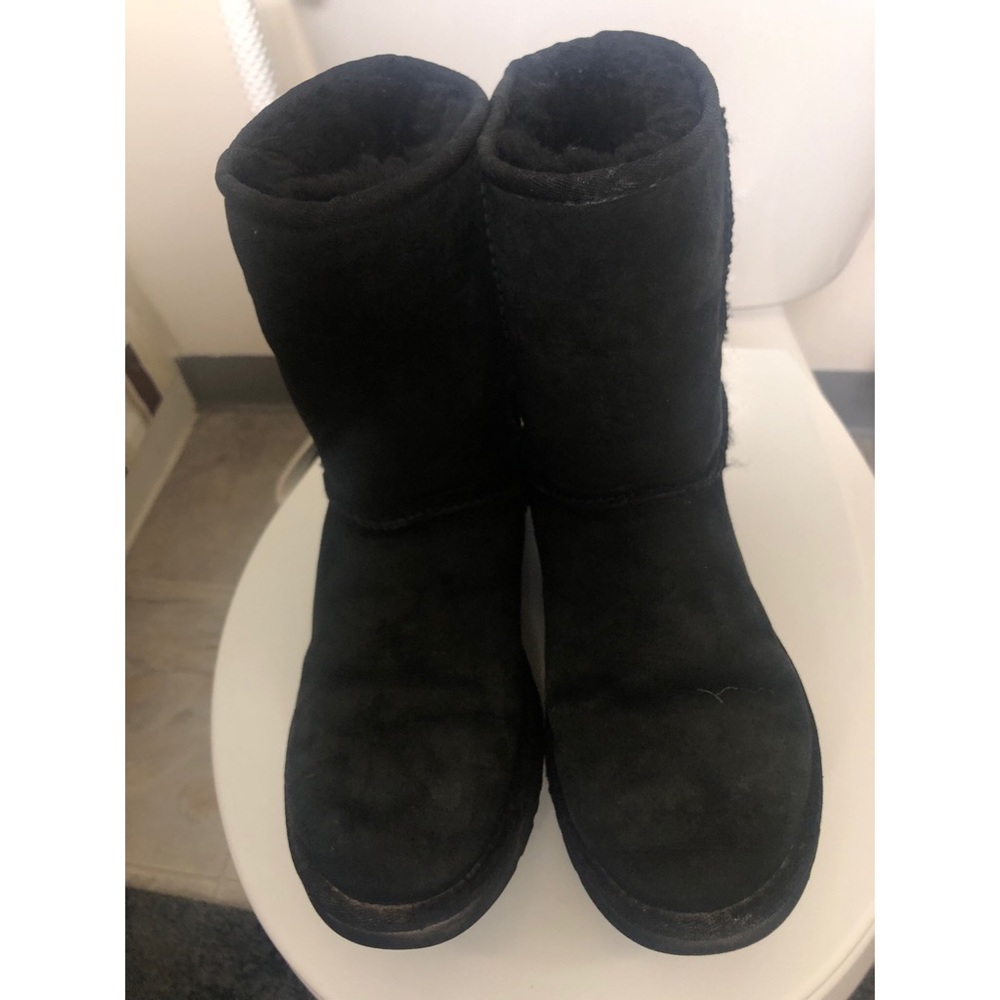 Black Classic UGGS